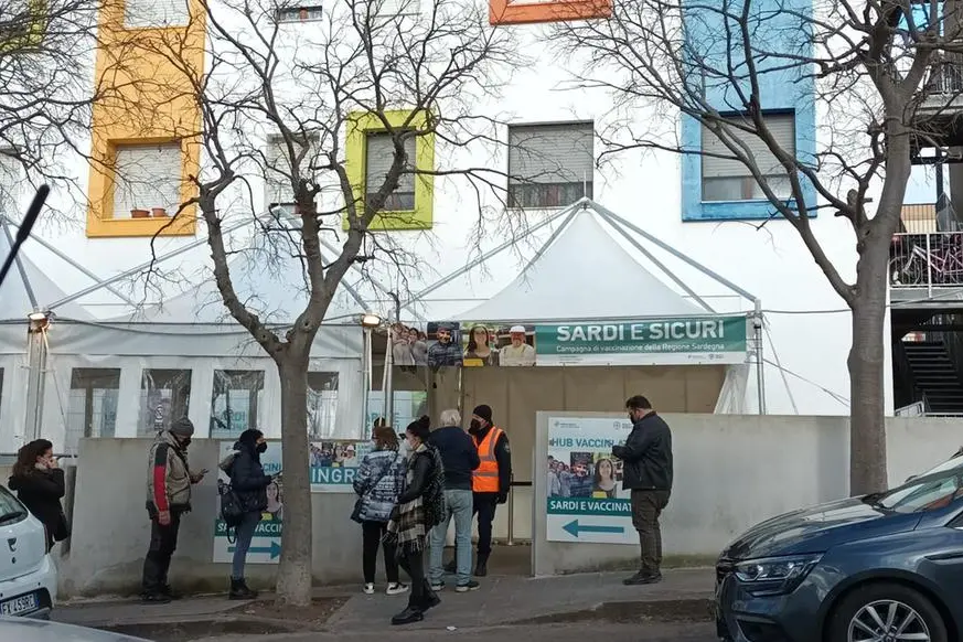 Il centro vaccinale di via Marghinotti (L'Unione Sarda - Tellini)