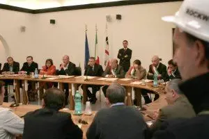 Gli operai del Sulcis con il presidente della Giunta Ugo Cappellacci