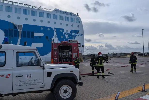 L'esercitazione nel porto di Porto Torres ( foto Guardia costiera)