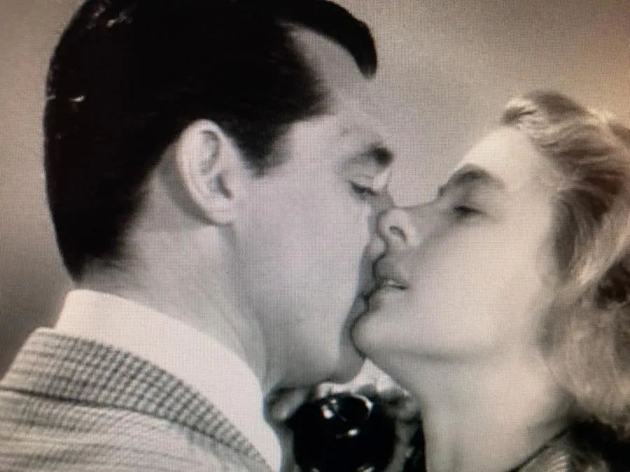 Il bacio tra Ingrid Bergman e Cary Grant