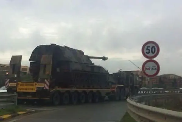 Uno dei carri armati trasportati (dal profilo Facebook di Mauro Pili)