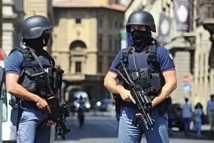 Poliziotti in tenuta antiterrorismo