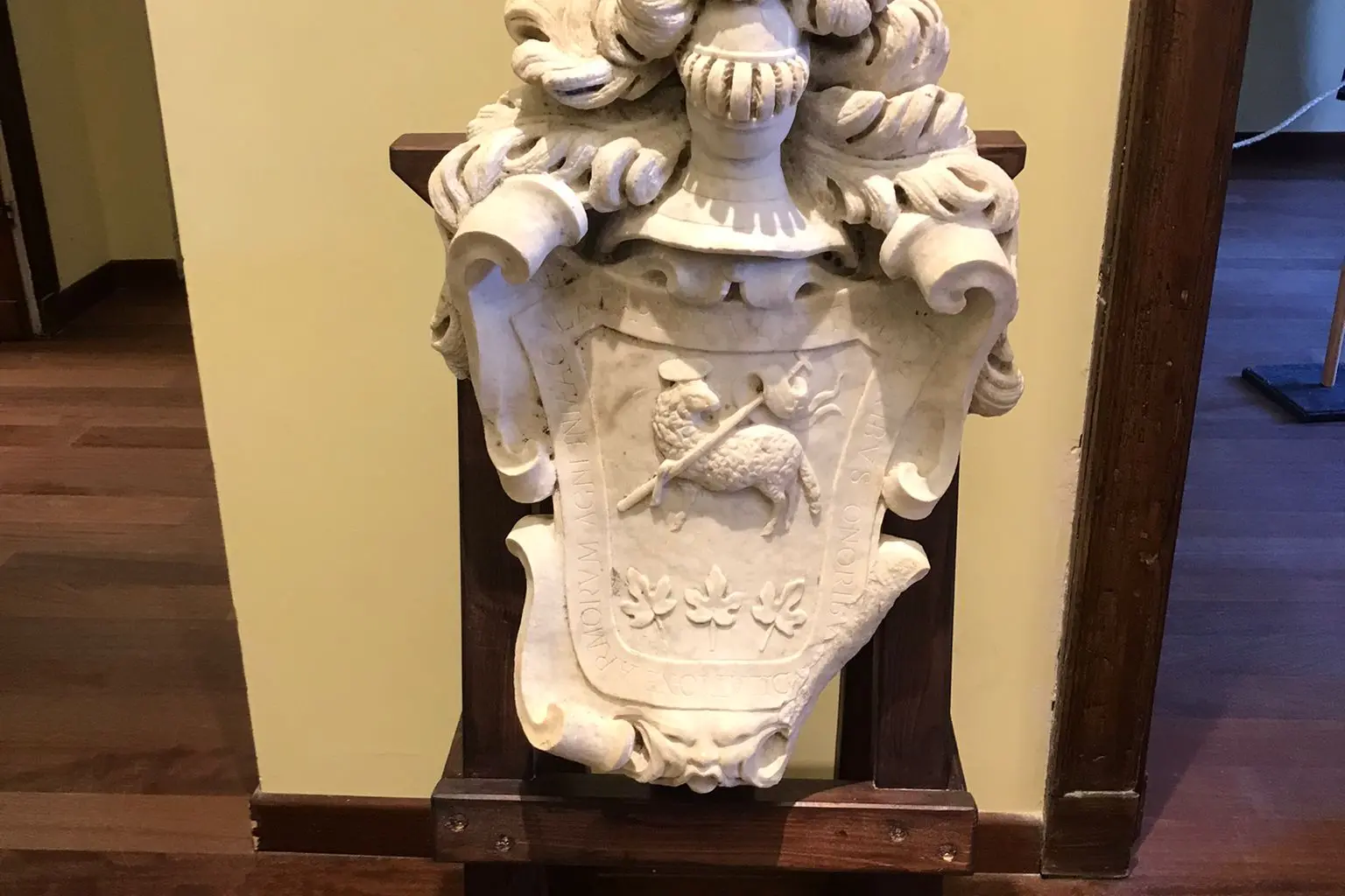 Lo stemma Martinez al palazzo del Marchese (Foto Pala)