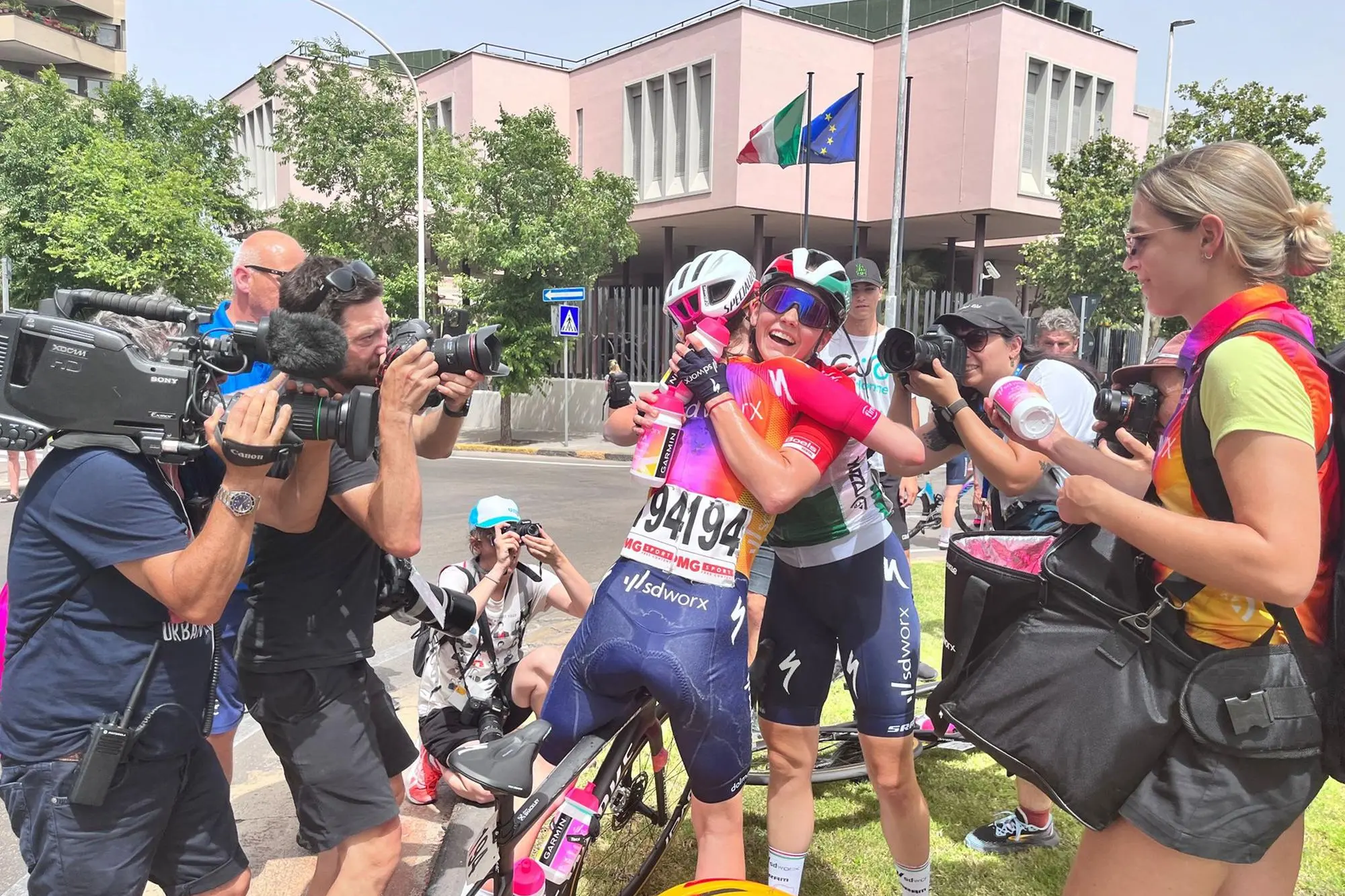 La vincitrice Kata Blanka Vas abbraccia la compagna Anna Shackley dopo l'arrivo a sassari (c.a.m.)