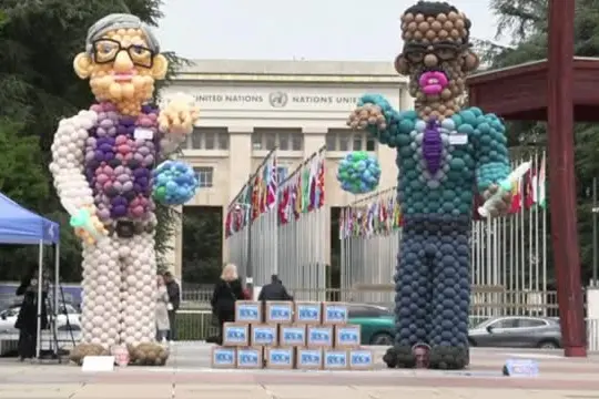 Antivax contro Oms: sculture di palloncini di Tedros e Bill Gates