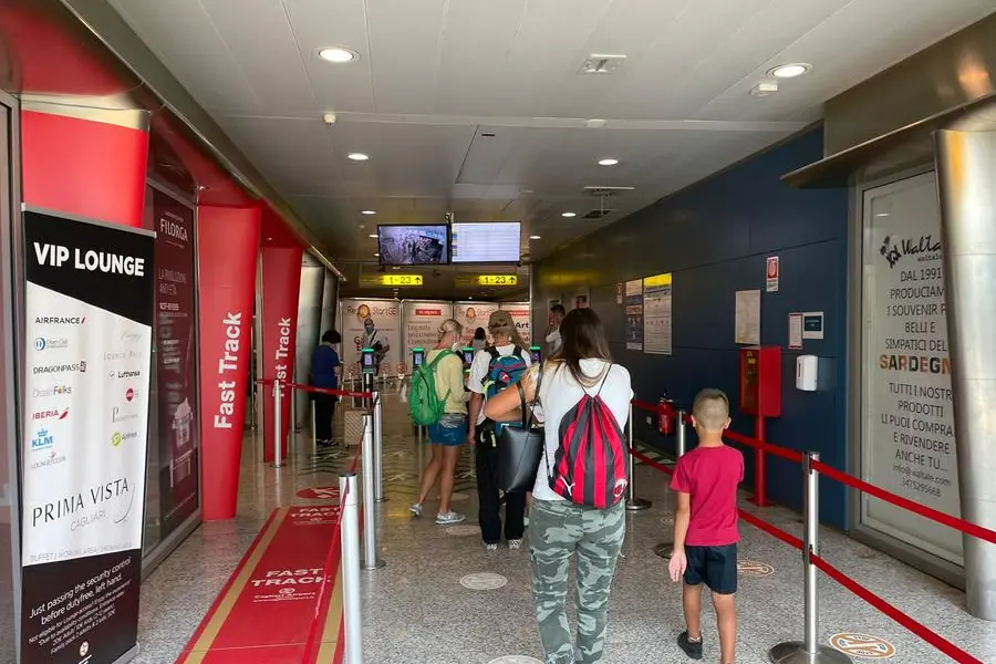 L'area partenze nell'aeroporto di Cagliari (foto Ruffi)