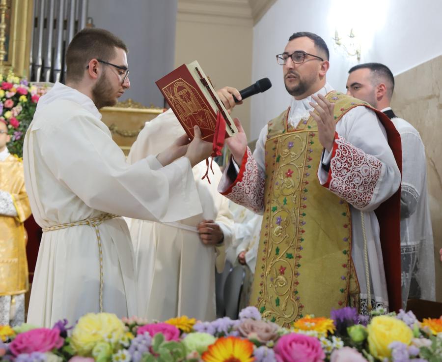 Don Antonio Carta celebra la sua prima messa