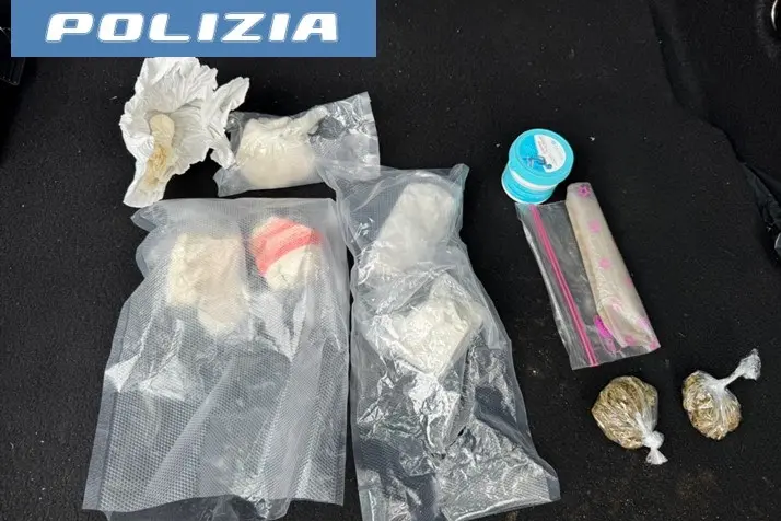 La droga sequestrata (foto Polizia di Stato)