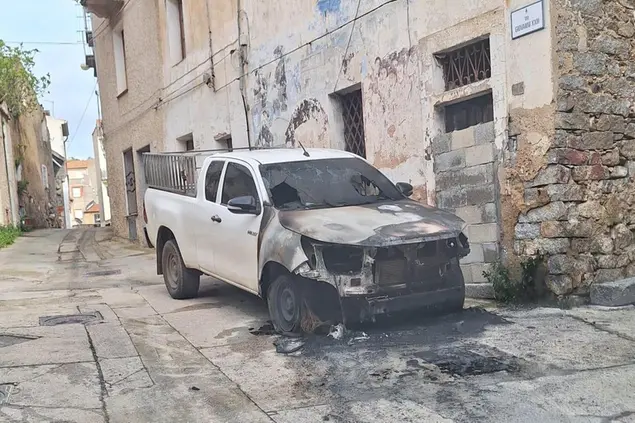 Il pick up incendiato (Foto: Ledda)