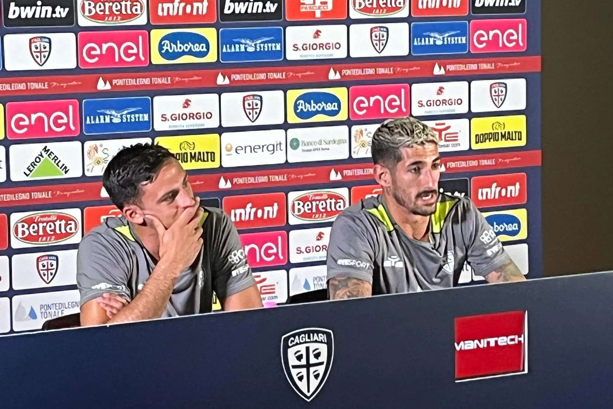 Gabriele Zappa (a sinistra) e Alessandro Deiola in conferenza stampa nel ritiro del Cagliari