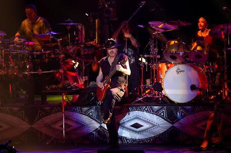 Santana wird auf der Bühne ohnmächtig, große Angst unter den Zuschauern während des Konzerts