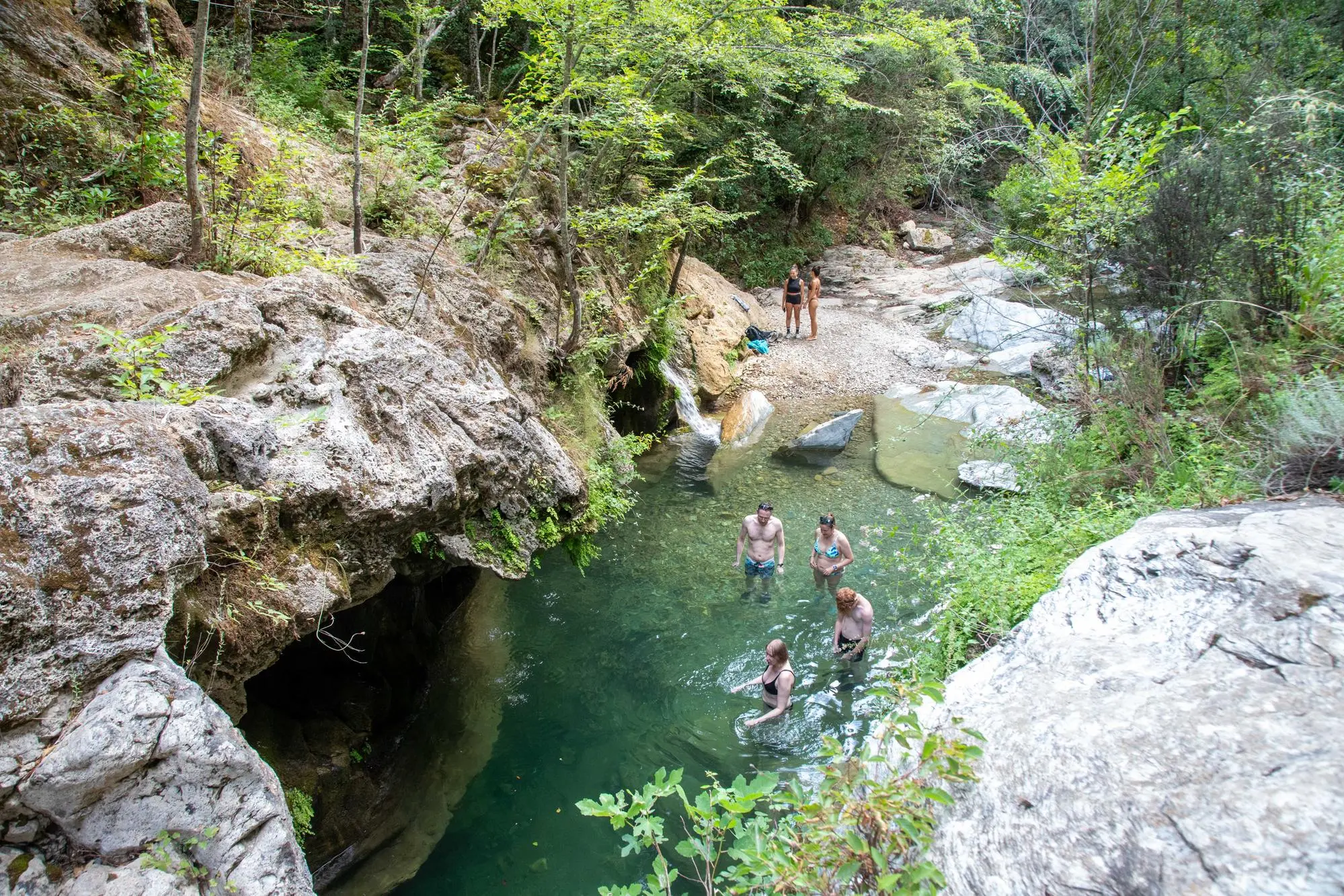 Bagnanti immersi nonostante il divieto (Foto: Ettore Loi)
