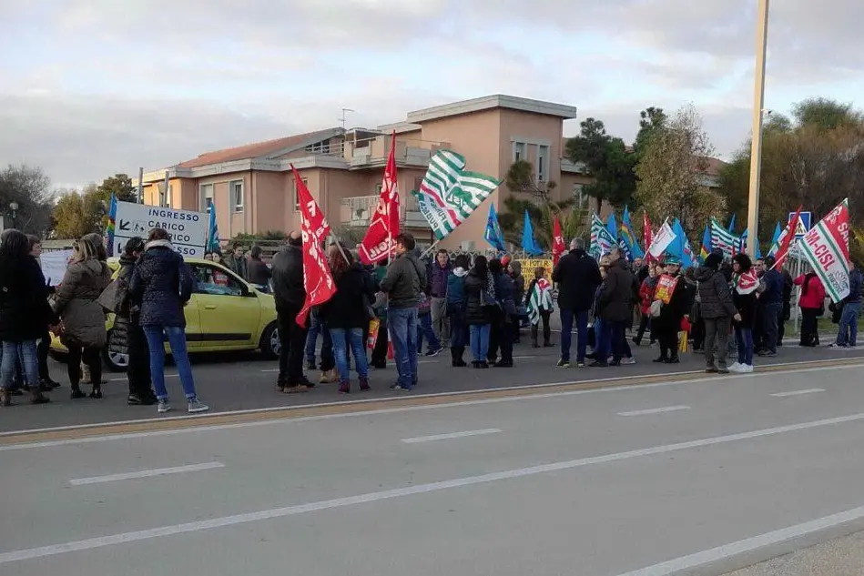 Proteste per gli stipendi arretrati dei lavoratori Aias (foto Farris)