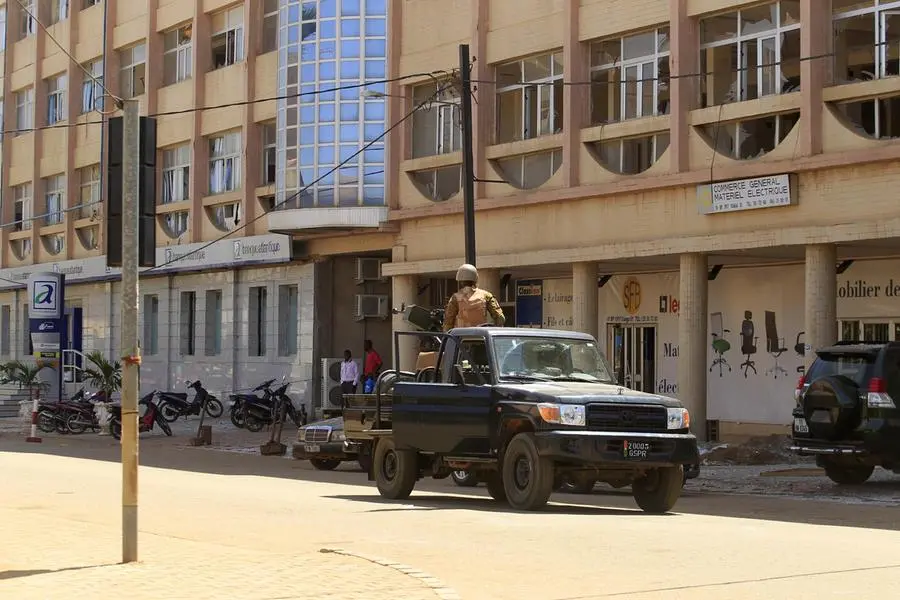 Un mezzo delle forze di sicurezza a\u00A0Ouagadougou, capitale del Burkina Faso (EPA/LEGNAN KOULA)