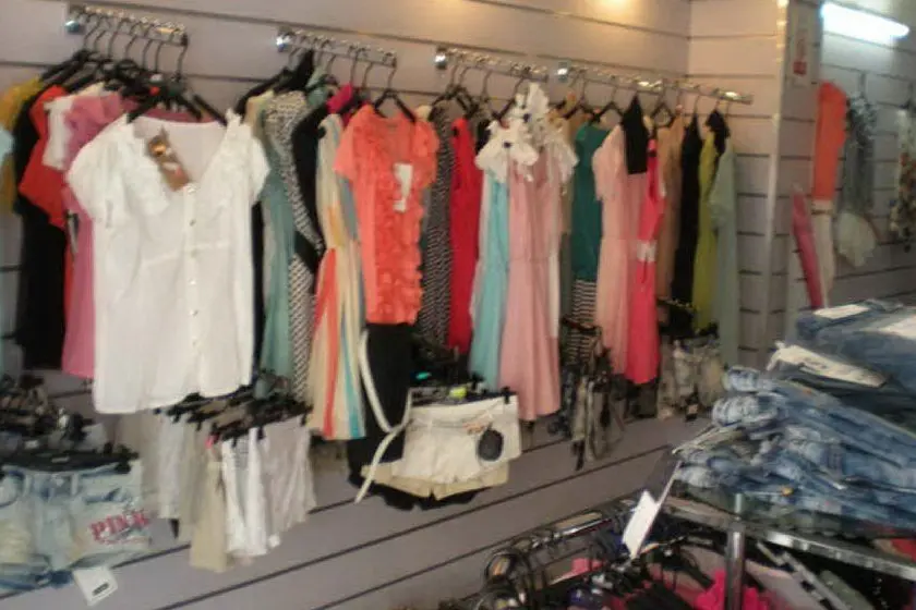 L'interno di un negozio gestito da titolari cinesi