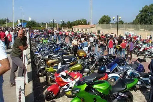 Un'edizione del moto raduno di Riola Sardo
