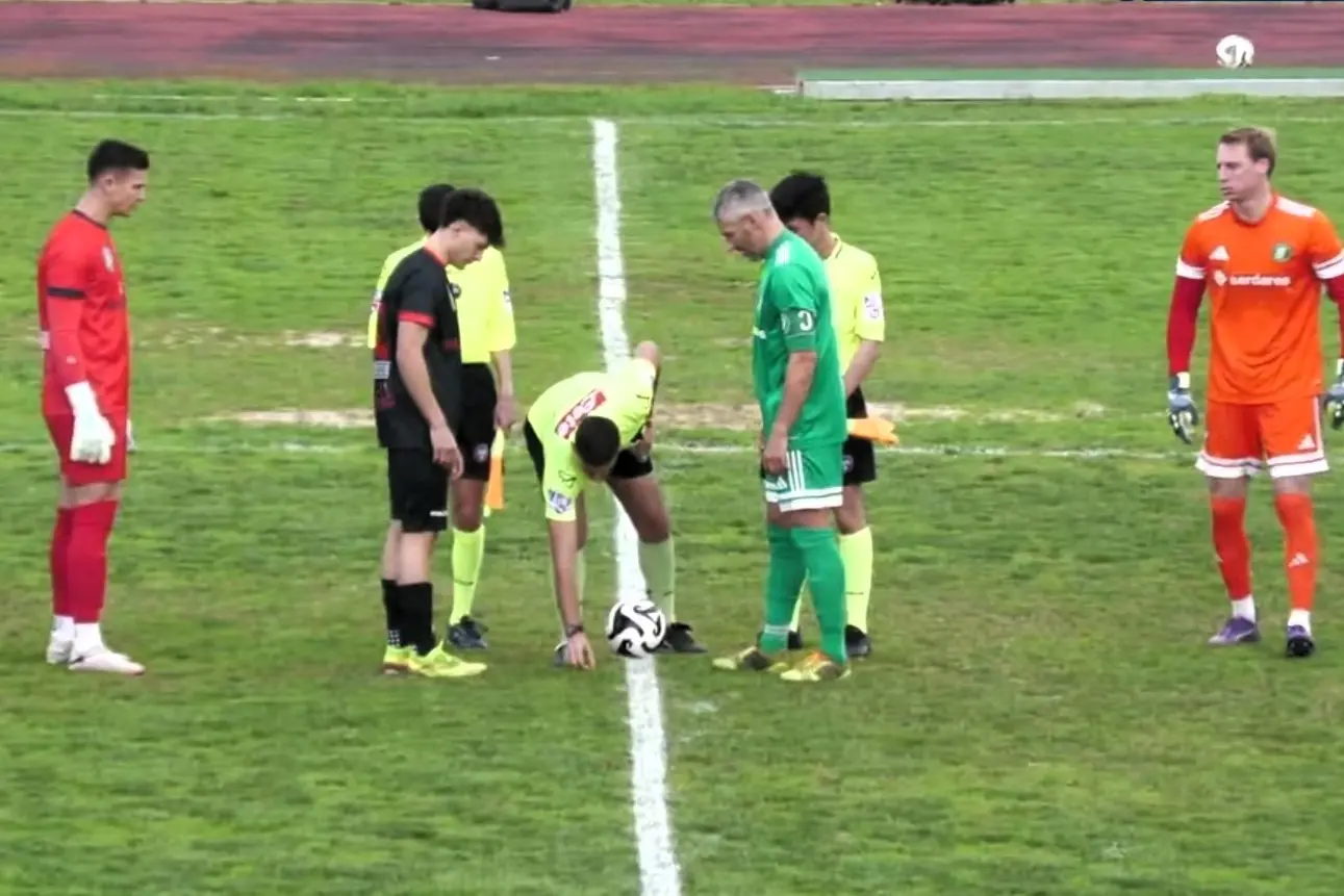 Il capitano dell'Arzachena Bonacquisti prima del calcio d'inizio di una partita (foto Ilenia Giagnoni)