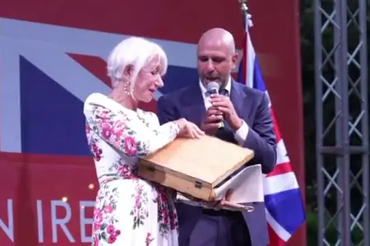Helen Mirren regina a Roma al King's Birthday Party con Checco Zalone