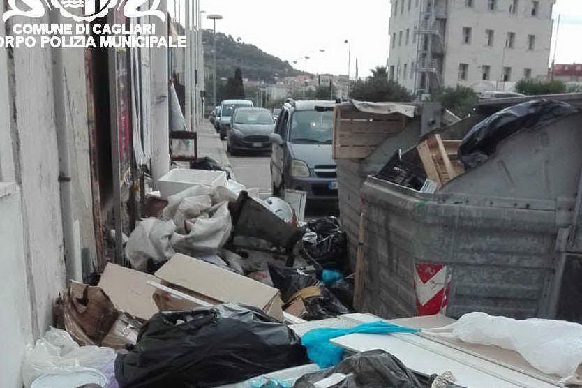 Cagliari, rifiuti dagli altri Comuni in via del Fangario: 10 sanzioni