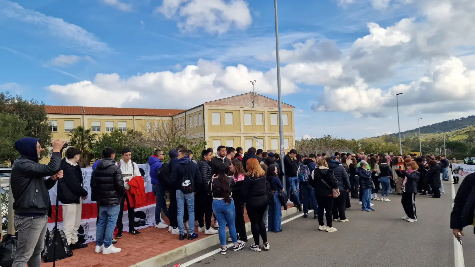 Gli studenti dell'Istituto di Siniscola (foto Onano)