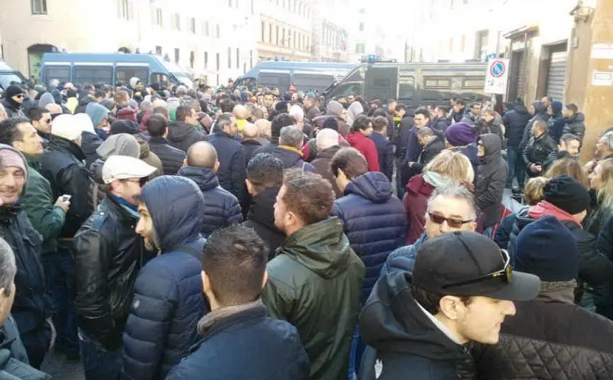La protesta davanti a Palazzo Madama, Roma (foto da Twitter)