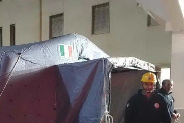 Una tenda per il pretriage a Sassari (Archivio L'Unione Sarda - Calvi)