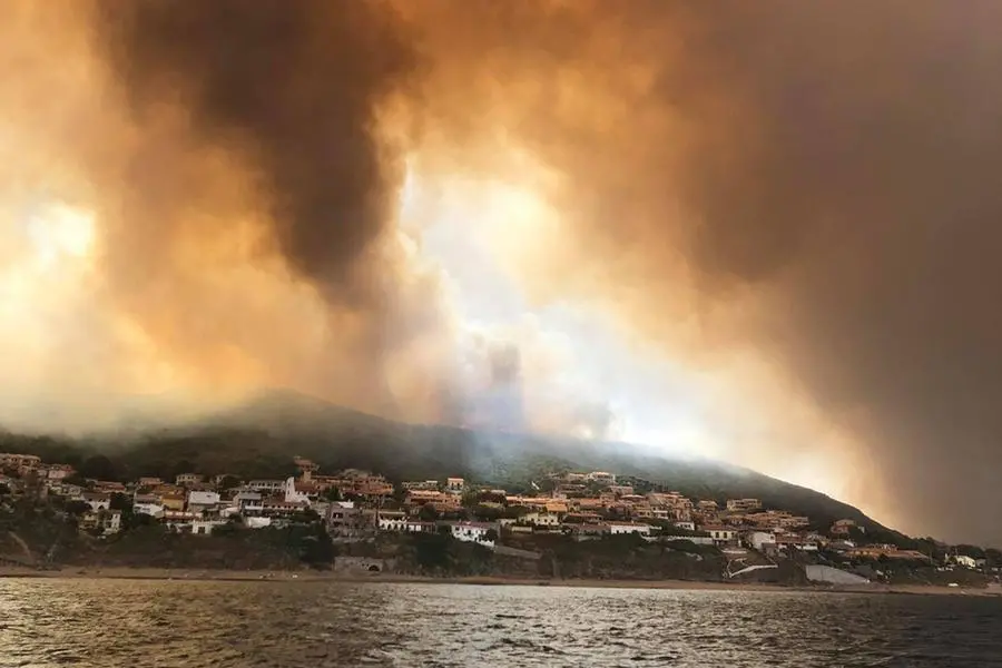 Il fuoco a Porto Alabe (foto del nostro lettore Costantino Masala)