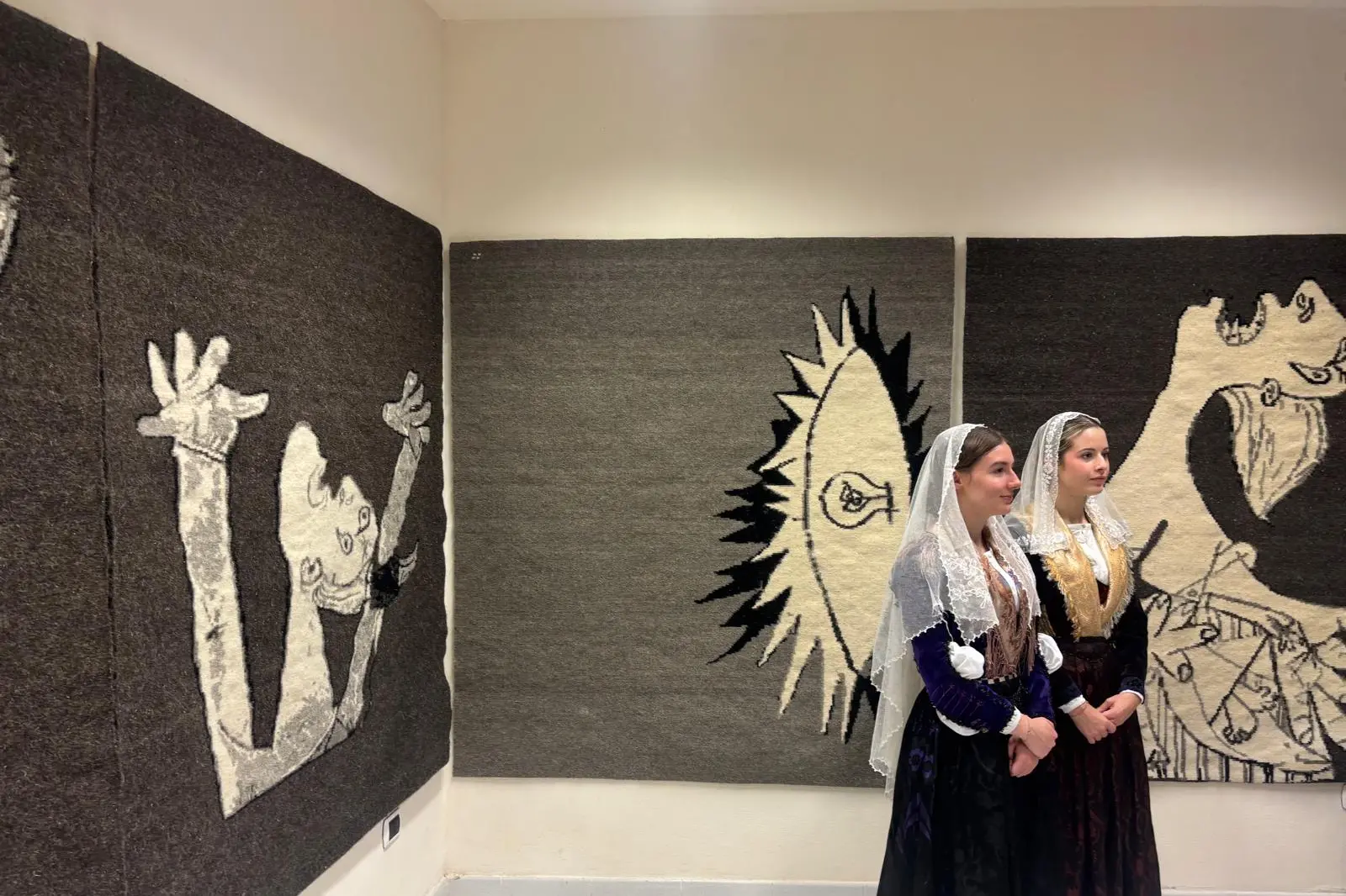 I tappeti che riproducono "Guernica" di Picasso
