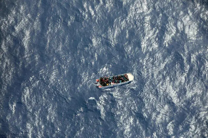 "#Seabird ha avvistato l'imbarcazione in contatto con @alarm_phone. È pericolosamente sovraffollata e tra onde spaventose. Vicino ad essa un mercantile che ha ricevuto ordine dal Centro di coordinamento dei soccorsi di Roma di coordinarsi con la cd guardia costiera libica". Lo scrive su twitter Sea Watch. TWITTER SEA WATCH ITALY +++ ATTENZIONE LA FOTO NON PUO' ESSERE PUBBLICATA O RIPRODOTTA SENZA L'AUTORIZZAZIONE DELLA FONTE DI ORIGINE CUI SI RINVIA+++ NPK +++