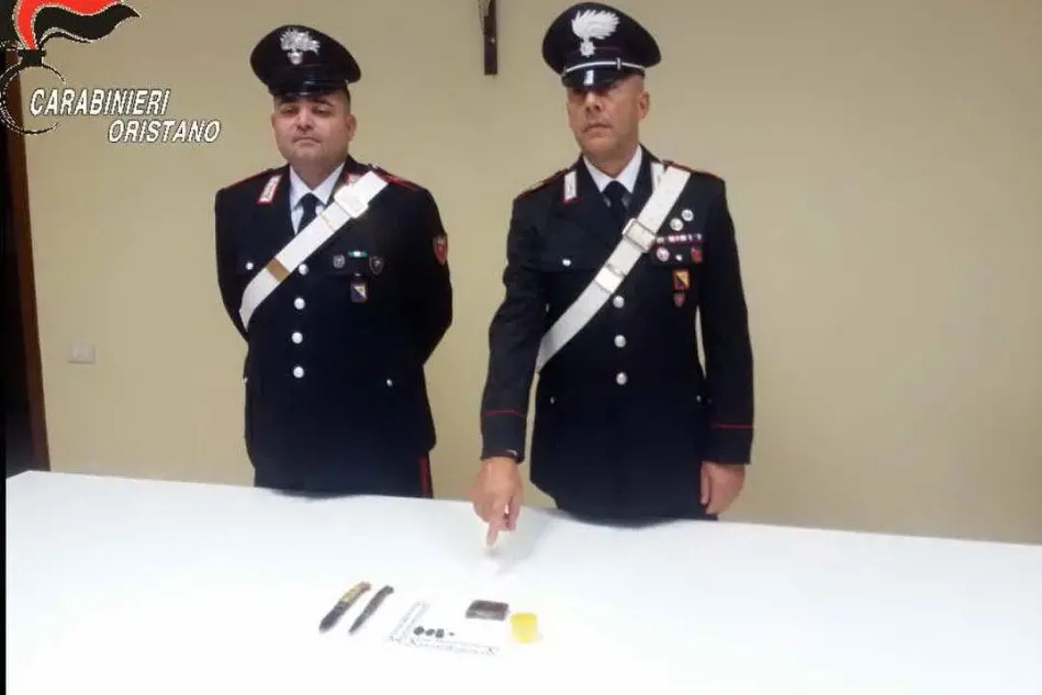 I militari con la droga sequestrata (foto carabinieri)