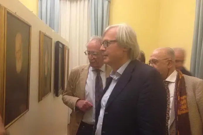 Vittorio Sgarbi visita la mostra (foto Mariangela Pala)