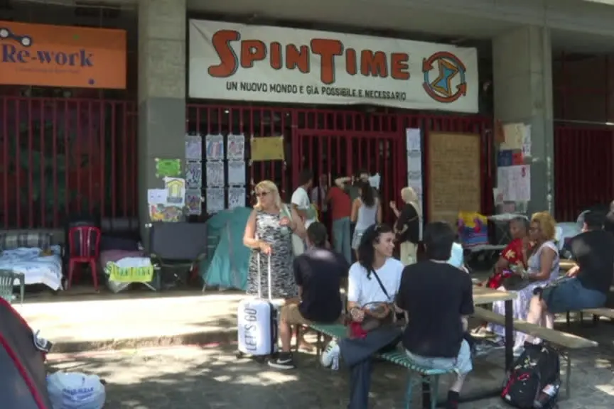 Spin Time, il presidio prosegue fra il caldo e "problemi psicologici"