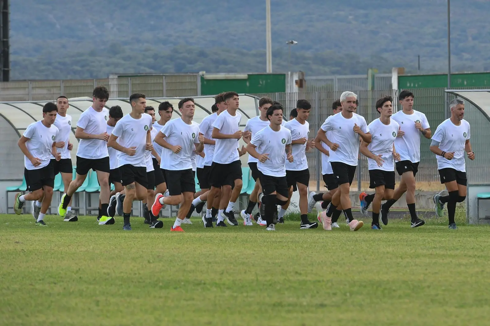 Un’immagine dell’Arzachena durante una seduta di allenamento al Biagio Pirina