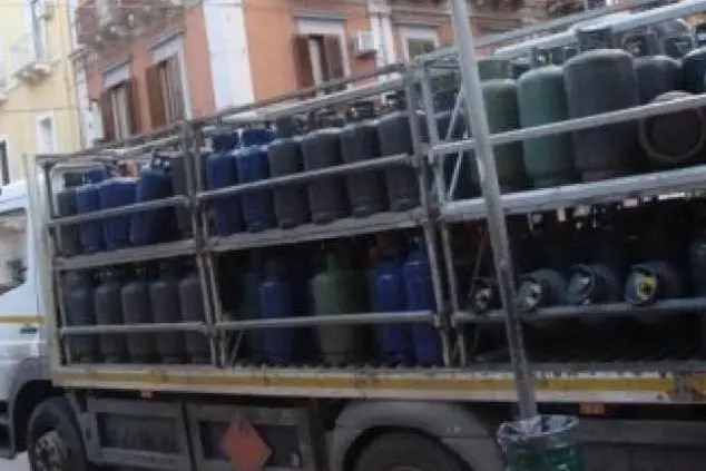Un camion carico di bombole
