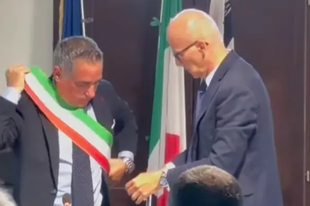 Il segretario comunale Angelo Steri consegna la fascia tricolore al sindaco Pierpaolo Piu