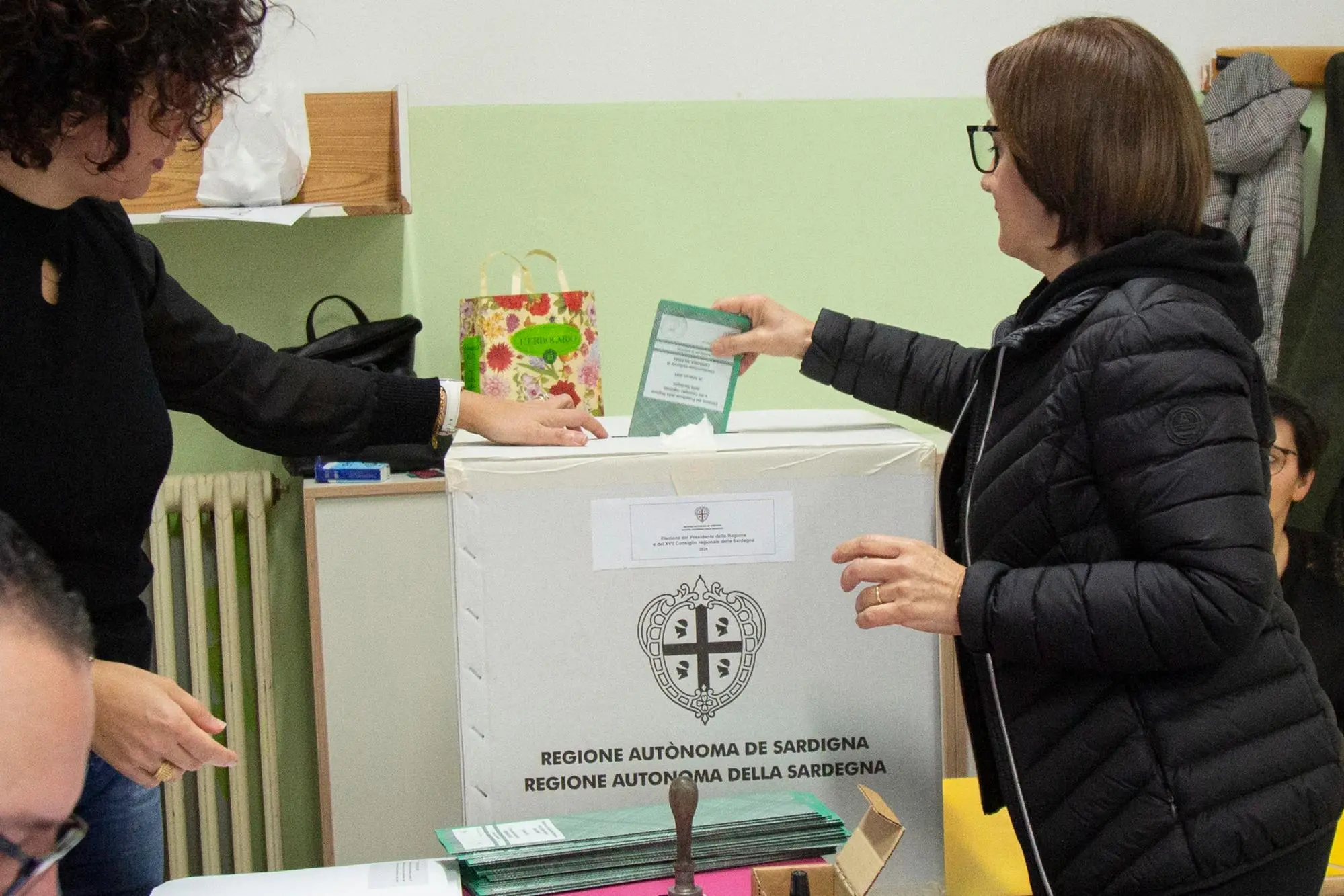 Una donna vota per l'elezione del presidente della Regione (Ansa)