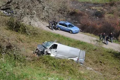 Il furgone in fondo alla scarpata - foto Locci