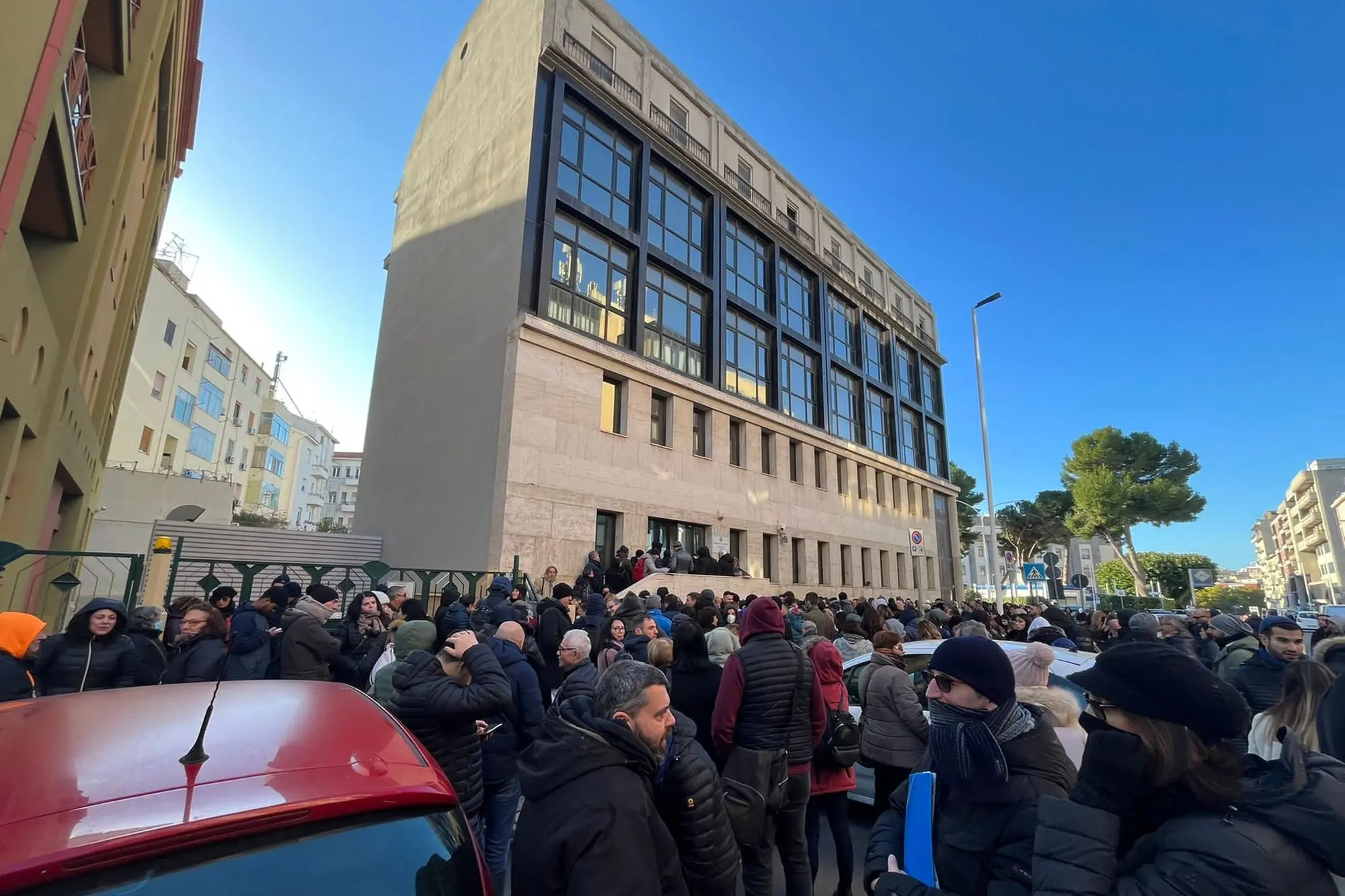 Folla per i passaporti a Cagliari (foto Alessia Manca)