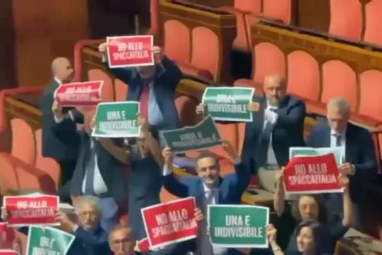 Autonomia, cartelli opposizioni in aula Senato "No allo SpaccaItalia"