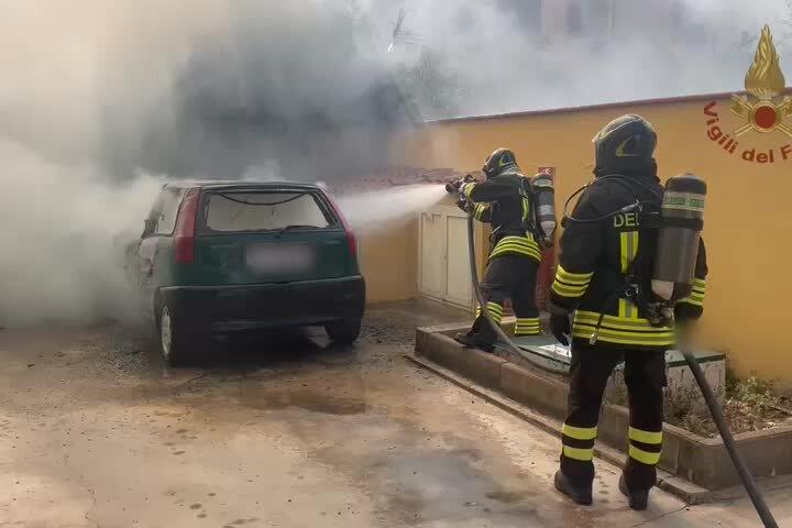 Auto prende fuoco, paura a Olbia