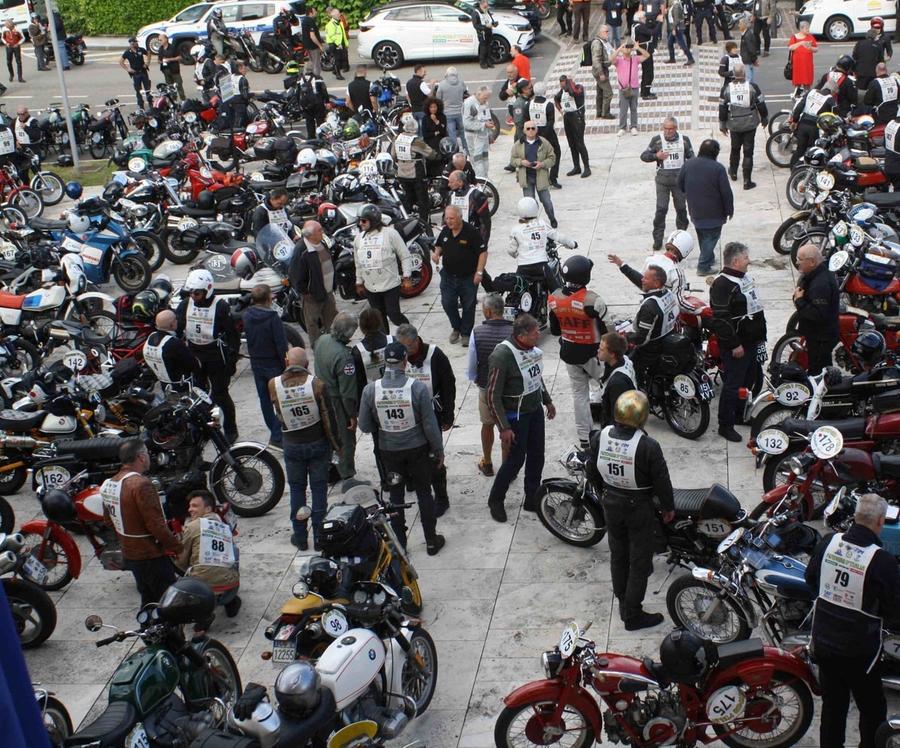 Motogiro d’Italia, a Santa Lucia bagno nell’amarcord