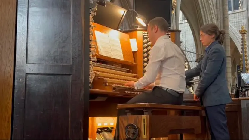 Efisio Aresu suona l'organo dell'Abbazia (foto Serreli)