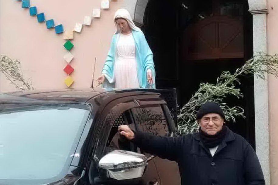 Talana, il parroco porta in processione la statua della Madonna