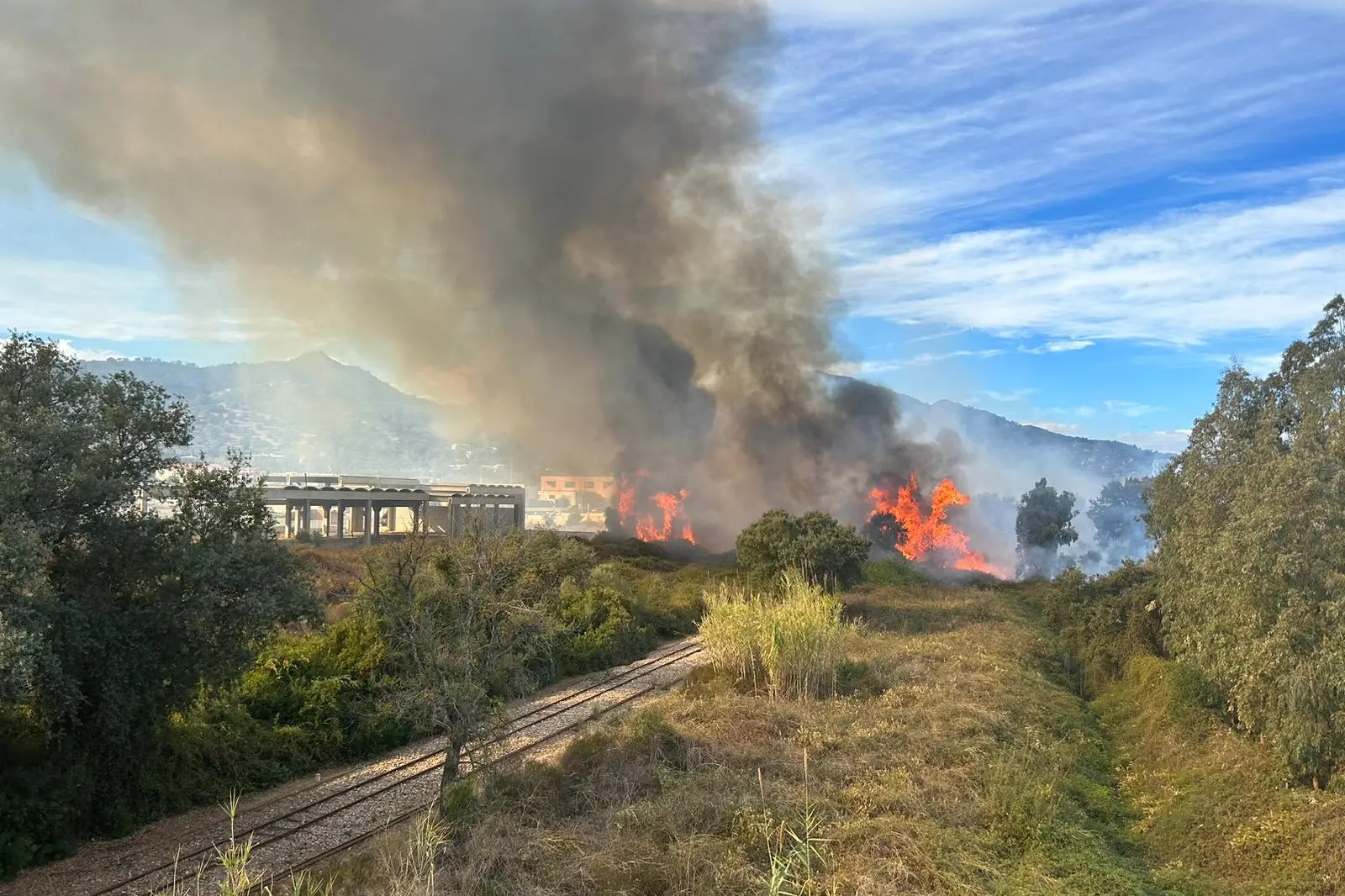 L'incendio a Monte Attu (foto Secci)
