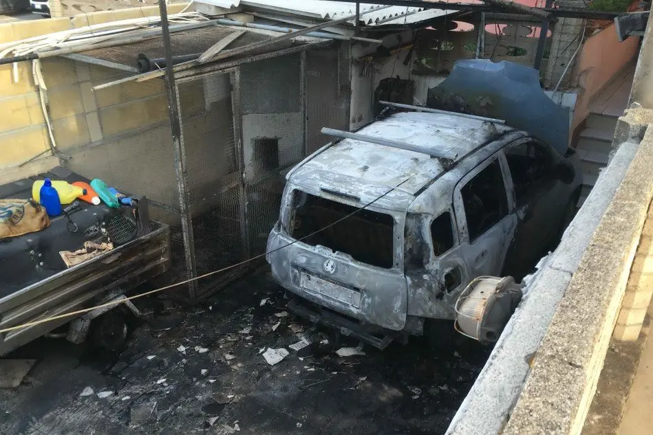 L'auto incendiata questa notte (foto Scano)
