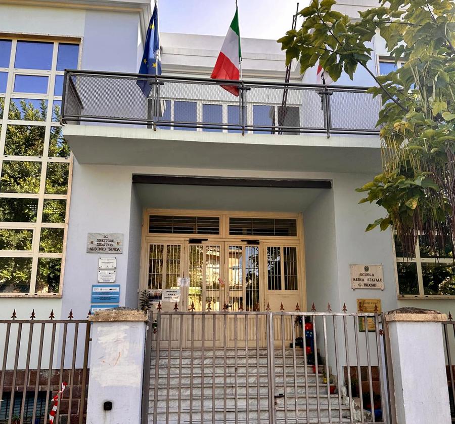 Scontro sul polo scolastico unico, sette Comuni della Planargia si ribellano al progetto di Bosa