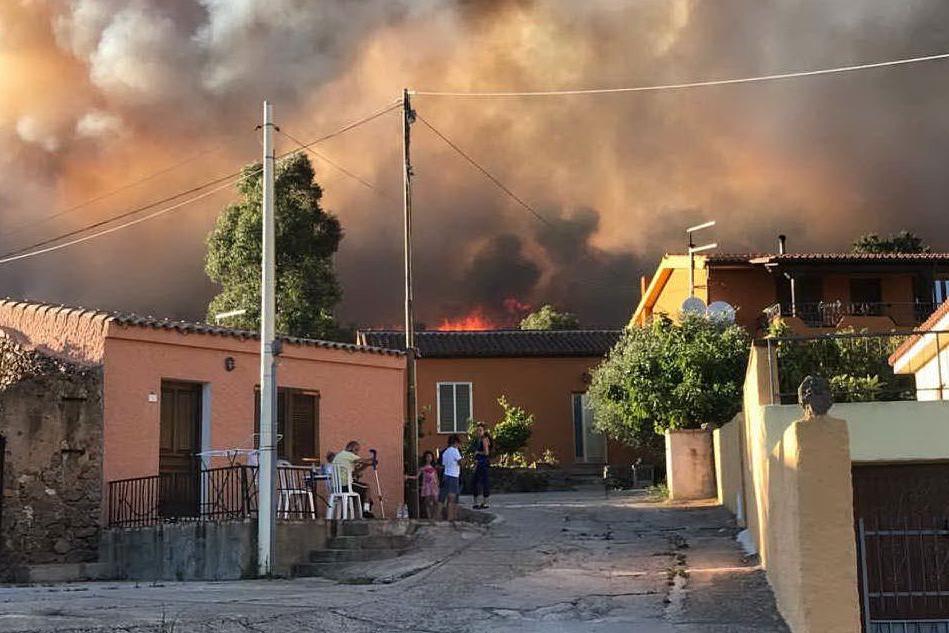 Le fiamme nella frazione di Birgalavò, Budoni (foto Antonio Satta)