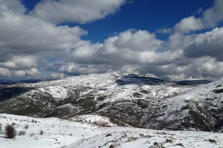 Il Gennargentu imbiancato (foto Ansa)