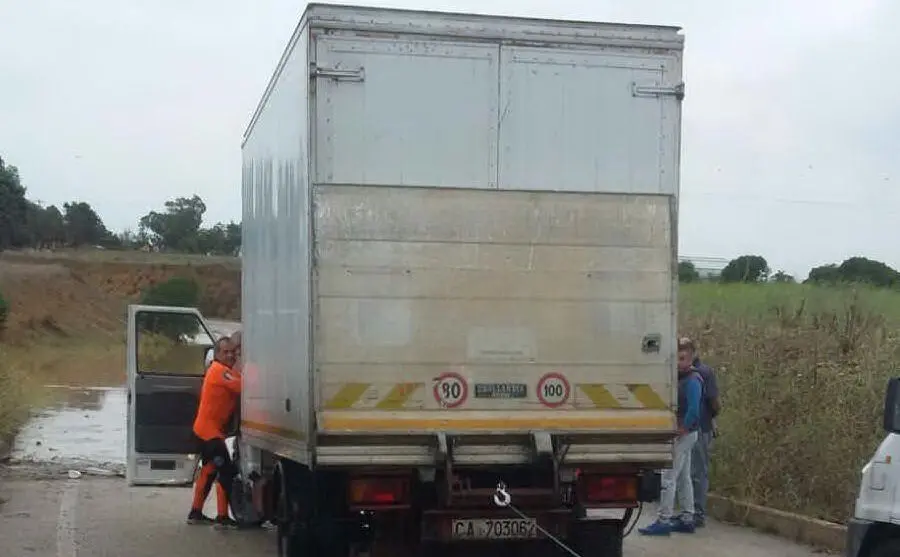Il camion bloccato a Sestu (foto Deidda)