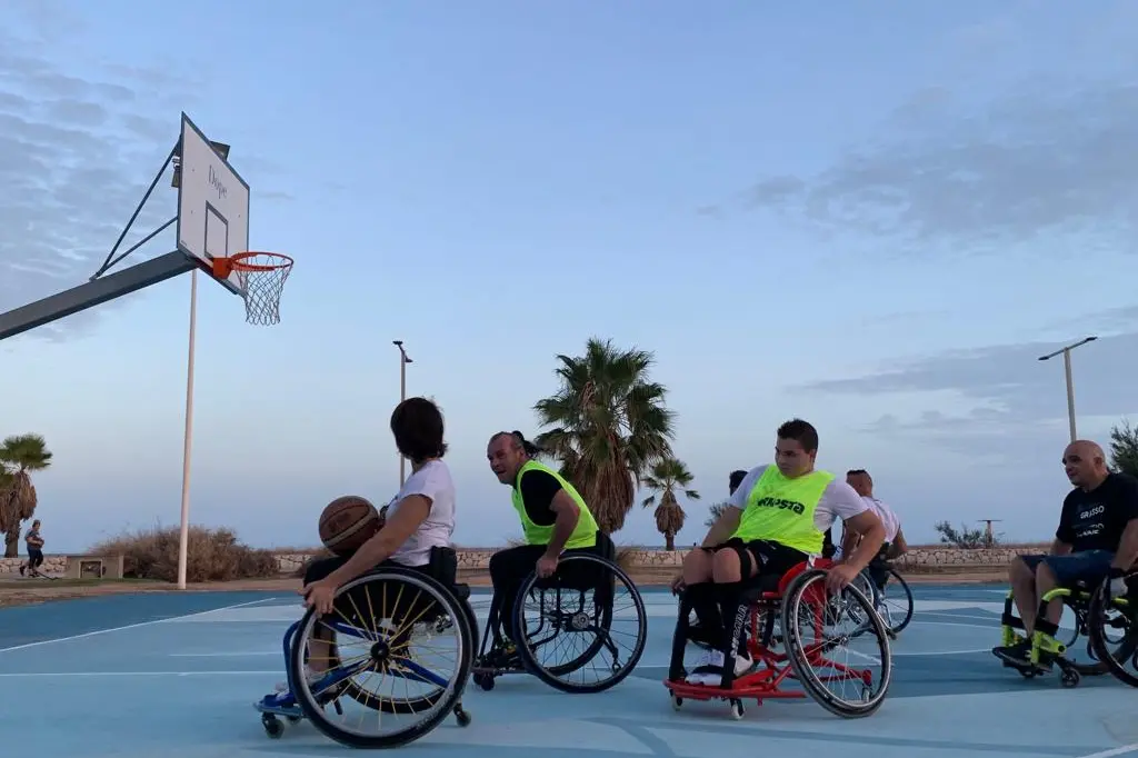 Una gara di basket in carrozzina nel playground del Poetto (foto concessa)